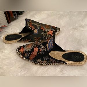 NEW (NWOT) Floral Pattern Embroidered Detail Point Toe Canvas Flats